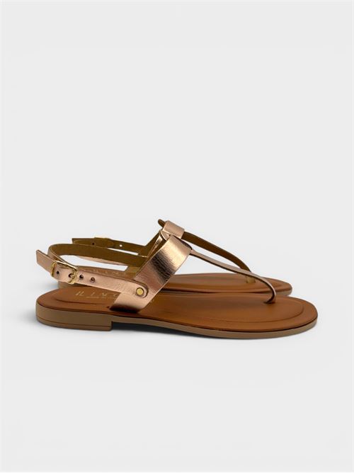 Sandalo infradito in pelle laminata oro rosa con cinturino IL LACCIO | LIDO530VCPELLERAME